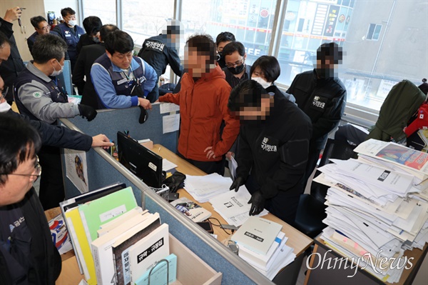  국가정보원이 23일 오전 민주노총 경남본부 내 금속노조 경남지부 사무실에 대해 압수수색을 벌이고 있다.