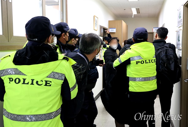  국가정보원과 경찰이 2월 23일 아침 민주노총 경남본부 내 금속노조 경남지부에 대해 압수색하고 있다.