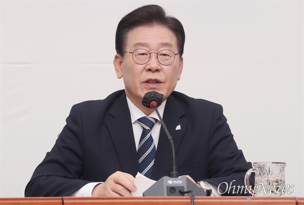 이재명 더불어민주당 대표가 23일 서울 여의도 국회에서 열린 기자간담회에서 발언하고 있다.