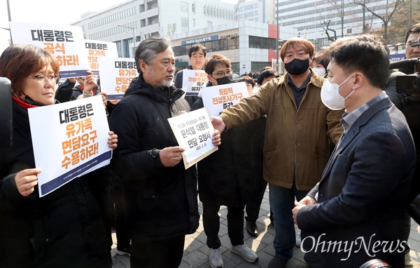  10.29 이태원참사유가족협의회와 시민대책회의 관계자들이 23일 오전 서울 용산구 대통령실 인근에서 기자회견을 마친 뒤 윤석열 대통령과의 면담을 요구하며 요청서를 대통령실 관계자에게 전달하고 있다.