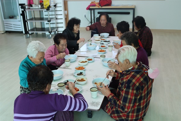 충북 옥천군 이원면 장화리 마을회관 공동급식에서 식사하는 어르신들