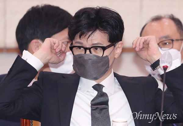 한동훈 법무부 장관이 23일 서울 여의도 국회에서 열린 법제사법위원회 전체회의에 출석해 마스크를 고쳐쓰고 있다.
