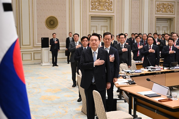윤석열 대통령이 23일 청와대 영빈관에서 열린 제4차 수출전략회의에서 국기에 대한 경례를 하고 있다. 