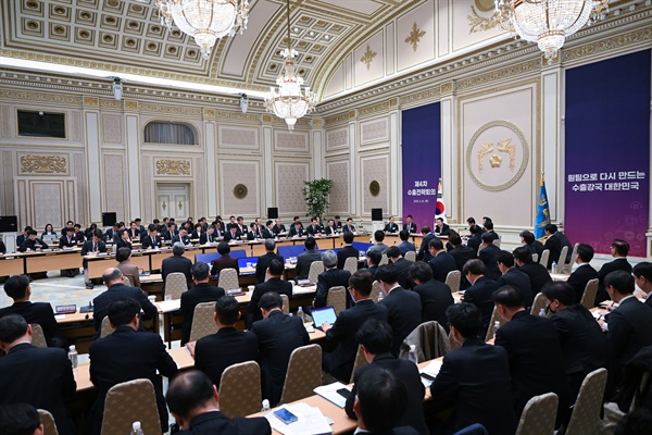윤석열 대통령이 23일 청와대 영빈관에서 열린 제4차 수출전략회의에서 발언하고 있다.