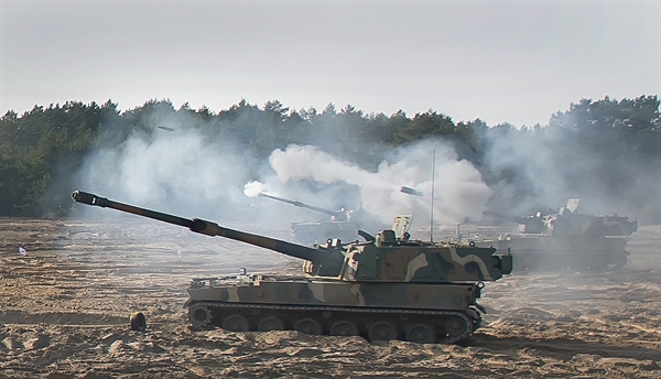23일(현지시각) 폴란드 토룬 포병사격장에서 한국이 수출한 K9 자주포가 표적을 향해 포탄을 발사하고 있다.