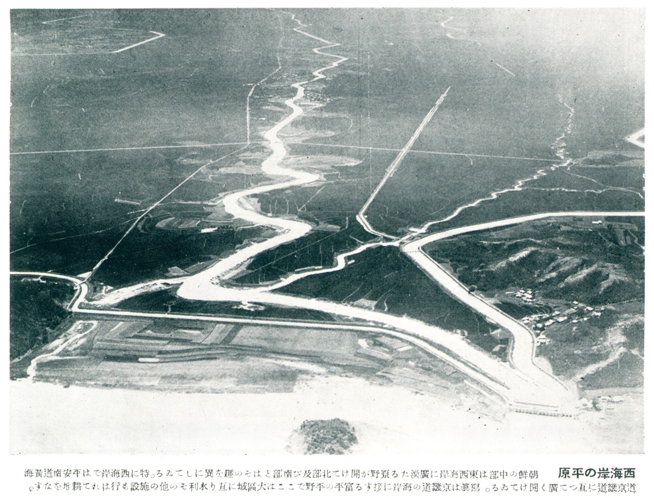 산미증식계획에 따라 일본인 대지주들이 설립한 부평수리조합이 1920년대 중반 관개사업을 시행함. 이때 개설된 3개 수로와 중앙도로 모습이 선명함.