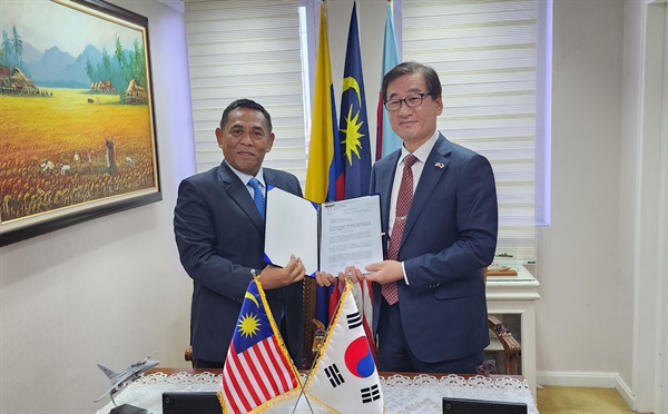 KAI가 말레이시아 국방부와 FA-50 수출 계약을 체결했다 (왼쪽 다툭 뮤에즈 말레이시아 국방사무차관, 오른쪽 KAI 강구영 사장)