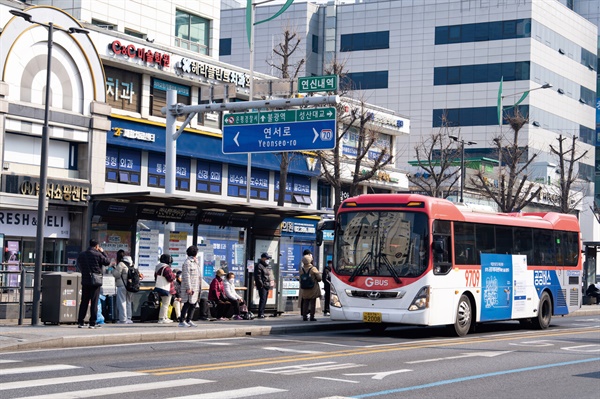 연신내역 버스정류장에서 시민들이 버스를 탑승하고 있다. 