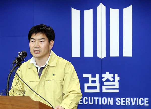 2014년 4월 20일 오후 인천시 남구 인천지방검찰청에서 정순신 당시 특수부장 검사가 '세월호 침몰 사건 수사에 착수한다'는 내용의 브리핑을 하고 있다. 