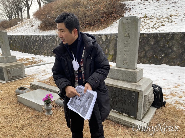 시민들과 함께 현충원 투어를 진행하는 모습.