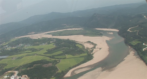 2009년 9월의 낙동강. 산과 강의 모래톱과 들판이 조화를 이룬 생태적으로 완벽한 공간이다.  