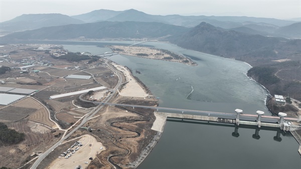 상주보가 들어선 2023년 2월의 낙동강. 2009년의 낙동강과는 청양지차를 보이고 있다. 생태적으로 완전히 망가진 공간이다. 