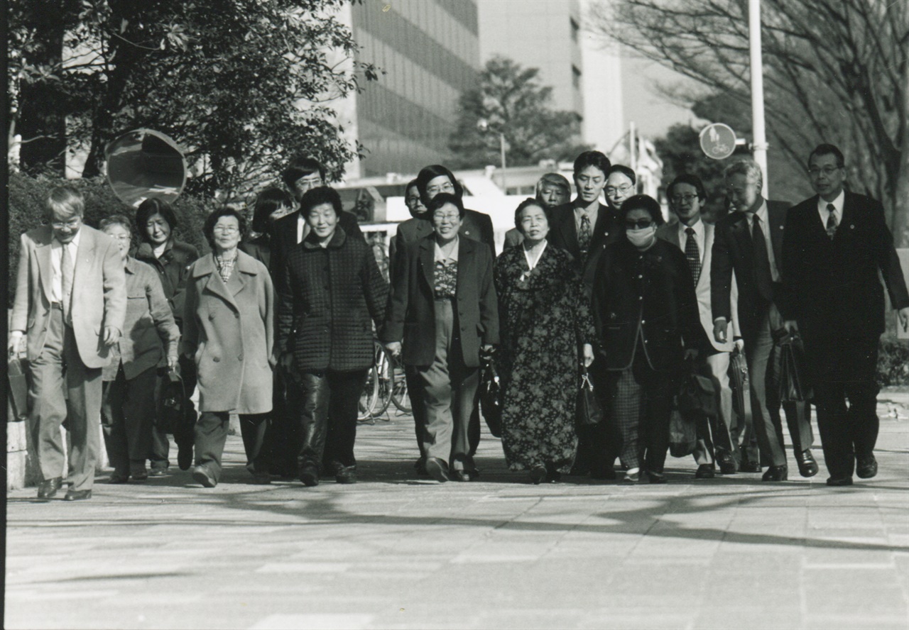 근로정신대 피해 할머니들이 소장을 제출하기 위해 일본 시민단체와 변호사들과 함께 나고야지방재판소로 향하고 있다. 1999년 3월 1일.