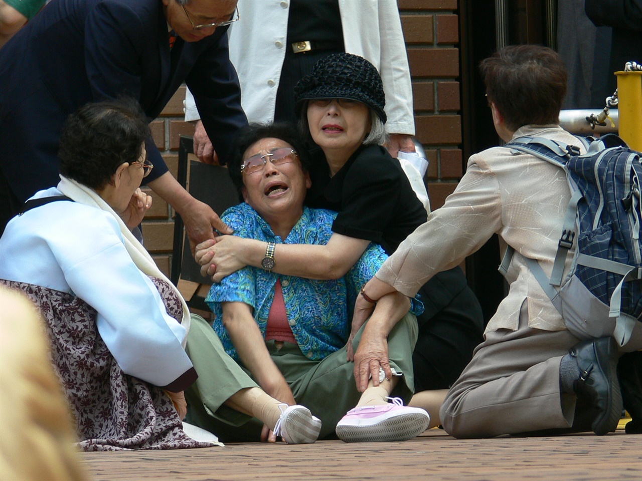 2007년 5월 31일, 1심에 이어 나고야고등재판소에서도 패소한 양금덕 할머니가 법정을 빠져 나오다 쓰러져 오열하자 옆에서 사람들이 달래고 있다.