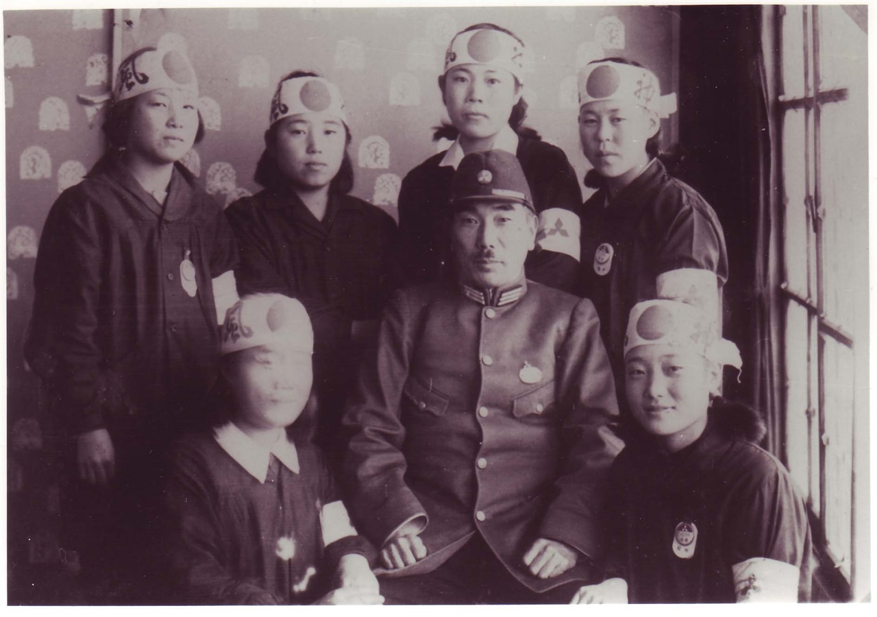 광주전남지역에서 동원된 근로정신대 소대장들이 일본 사감과 함께 기념 사진을 촬영했다. 뒷줄 왼쪽에서 세번째가 나주에서 동원된 양금덕.