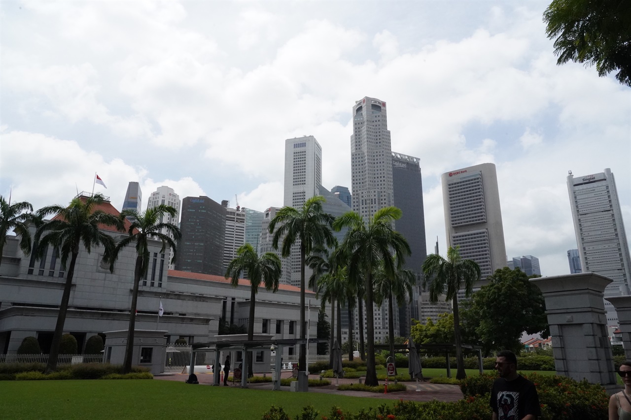 싱가포르 국회의사당과 마천루
