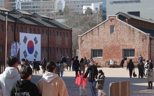 지난 2월 26일 오후 서울 서대문형무소역사관을 찾은 시민들이 전시관을 살펴보고 있다.