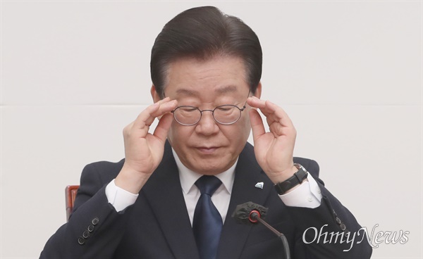 이재명 더불어민주당 대표가 2월 27일 서울 여의도 국회에서 열린 최고위원회의에서 안경을 고쳐쓰고 있다. 