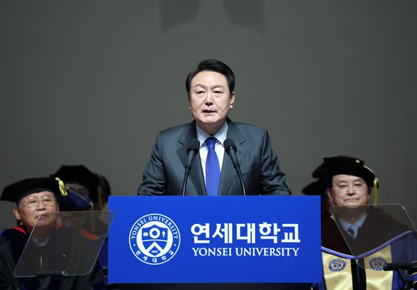 윤석열 대통령이 27일 서울 서대문구 연세대학교에서 열린 2023년 2월 학위수여식에서 축사를 하고 있다.  

