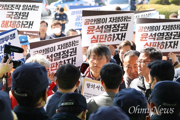  민주노총 경남본부, 정권위기탈출용 공안탄압저지 국가보안법폐지 경남대책위는 27일 오전 경상남도경찰청 마당에서 “폭력적 노조탄압, 민간인 사찰 국가정보원 처벌하라. 국가정보원 거짓 비호 경찰 사과하라”는 제목으로 기자회견을 열었다.