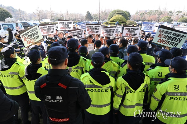  민주노총 경남본부, 정권위기탈출용 공안탄압저지 국가보안법폐지 경남대책위는 27일 오전 경상남도경찰청 마당에서 “폭력적 노조탄압, 민간인 사찰 국가정보원 처벌하라. 국가정보원 거짓 비호 경찰 사과하라”는 제목으로 기자회견을 열었다.