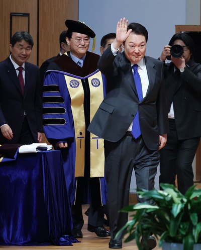  윤석열 대통령이 27일 서울 서대문구 연세대학교에서 열린 2023년 2월 학위수여식에 입장하고 있다. 