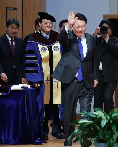   윤석열 대통령이 27일 서울 서대문구 연세대학교에서 열린 2023년 2월 학위수여식에 입장하고 있다. 