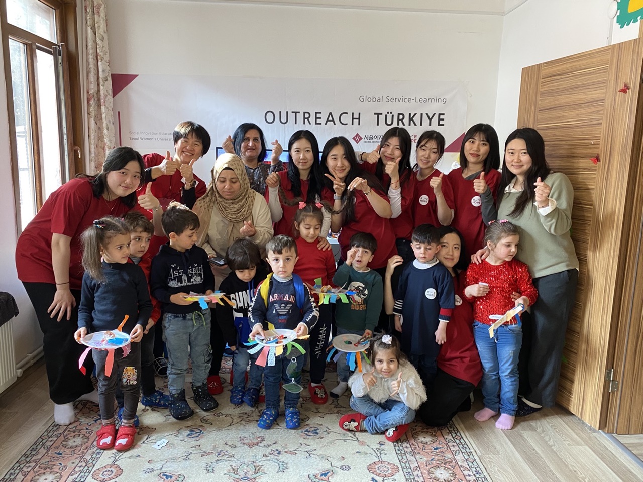 아이들과 함께한 서울여대 팀원들의 단체사진이다. 