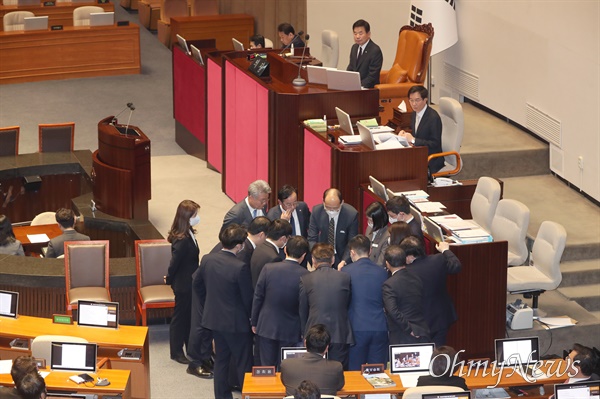 27일 오후 서울 여의도 국회에서 열린 본회의에서 이재명 대표 체포동의안 투표용지를 개표하고 있다. 
