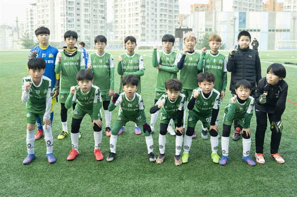 은평구 유소년엘리트축구단 U-12 선수들. (사진: 정민구 기자)