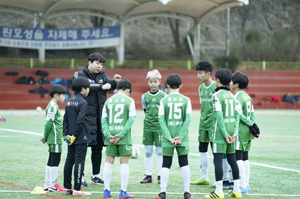 이주용 감독이 유소년엘리트축구단 U-12 선수들과 작전회의를 하고 있다. (사진: 정민구 기자)