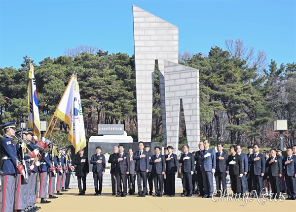  2.28민주운동 기념식이 28일 오전 대구문화예술회관 팔공홀에서 당시 시위 참가 학생과 한덕수 국무총리, 홍준표 대구시장, 강기정 광주시장 등이 참석한 가운데 열렸다. 사진은 기념식 전 두류공원에 있는 기념탑 앞에서 묵념하는 모습.