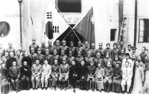 1940년 9월 17일 중국 충칭의 가릉빈관에서 열린 한국광복군총사령부 성립 전례식 기념사진