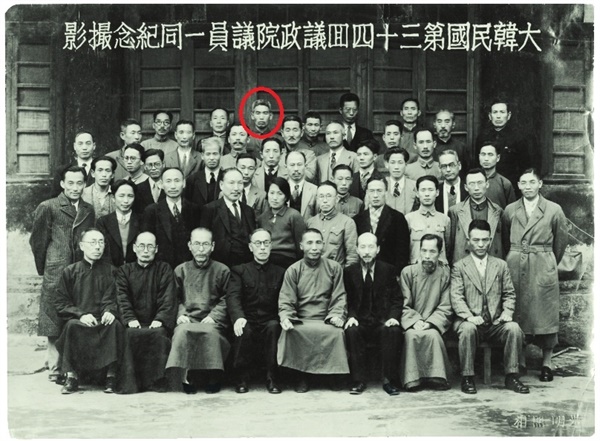 제34회 임시의정원 의원 일동(1942.10.25). 빨간 원 안의 인물이 문일민이다.