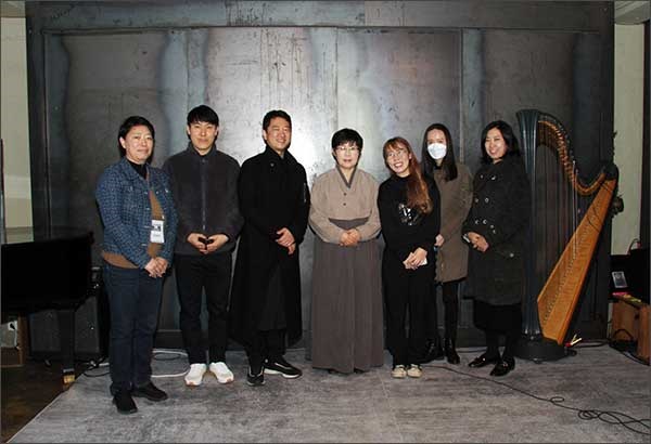 삼삼삼예술축제에 참여한 젊은 예술가들, 왼쪽에서 세 번째가 김준영 예술총감독이다