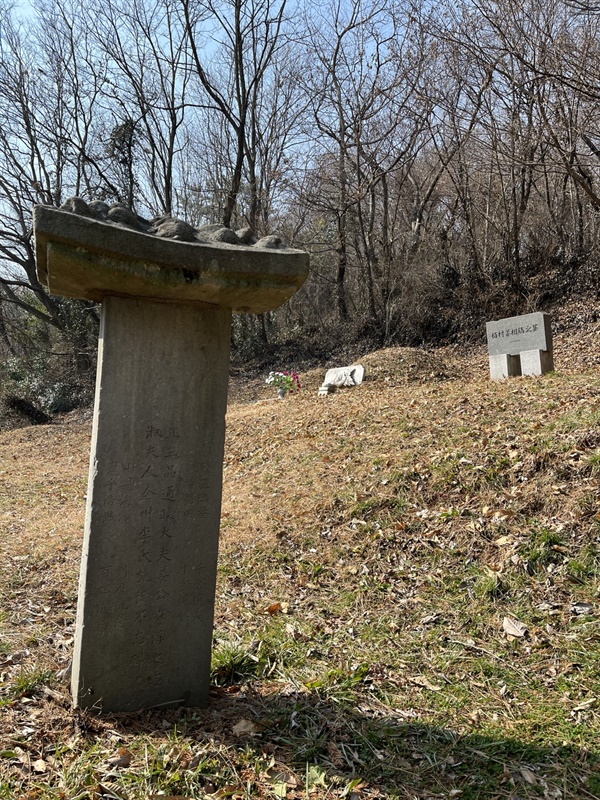 주민들이 세운 '시덕불망비'. 백촌 묘소와 김장하 선생이 세운 묘비석이 뒤로 보인다.