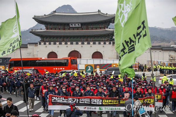  민주노총 건설노조, 3월 28일 오후 서울 종로구 정부서울청사 앞에서 벌인 결의대회.