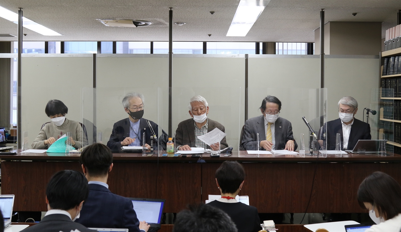 한국 징용 판결의 피고기업인 미쓰비시중공업과 일본제철을 대상으로 일본에서 징용, 원자폭탄 등의 피해 배상 소송을 냈던 원고의 지원단체와 변호인들이 28일 도쿄지방재판소에서 기자회견을 열어 피고기업의 사죄와 배상을 요구하고 있다. 2023.2.28