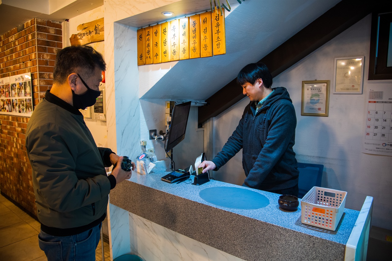 카운터의 일을 보고 있는 이상준 대표. 주방과 홀에서 일어나는 일을 항상 관찰하고 지휘해야 하는 업무다. 또한 손님이 불만이 있을 때 항상 대비해야 한다.