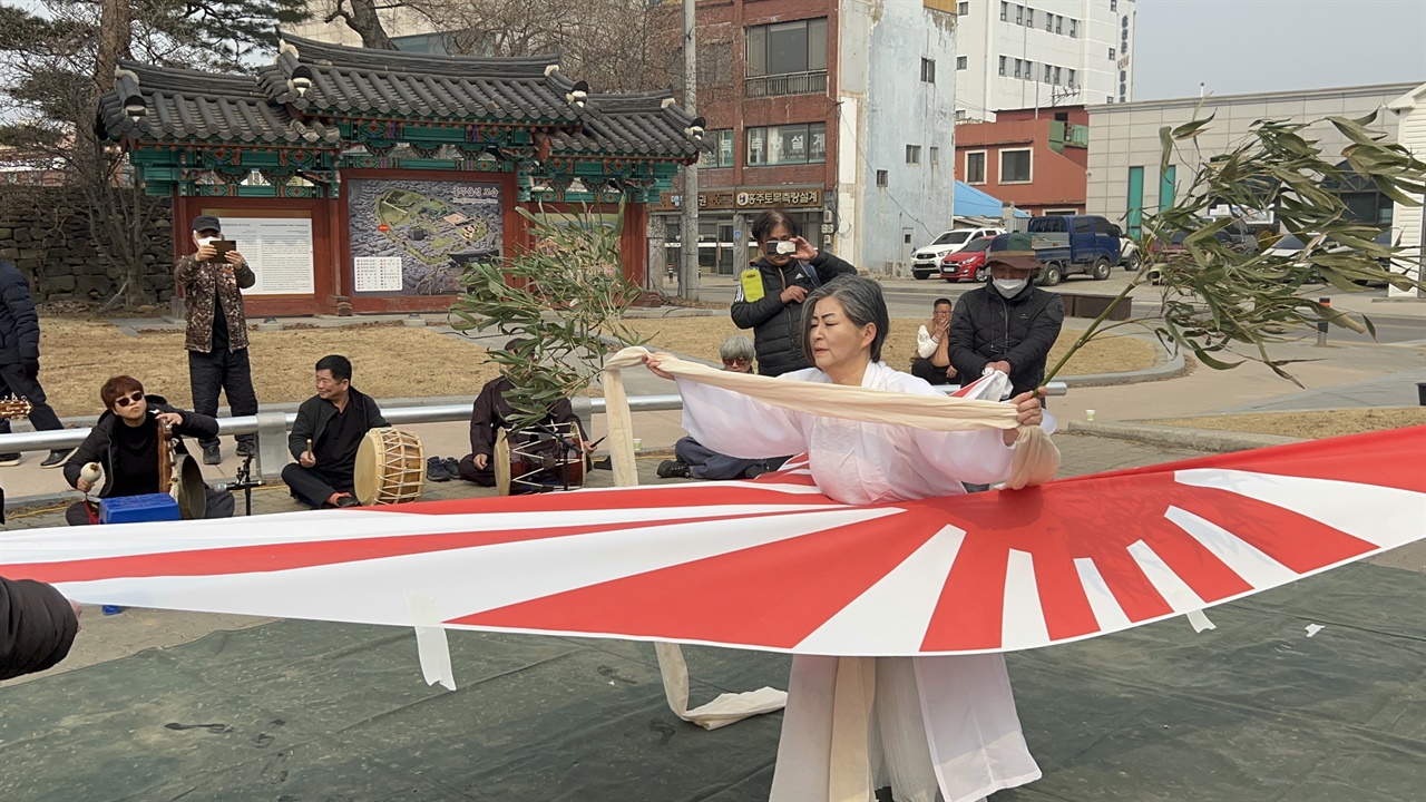 ‘홍성 평화의 소녀상’에서는 치열한 항일독립운동을 전개했던 3.1운동을 기념하는 홍성문화연대의 공연이 이어졌으며, 이어진 공연에서 욱일기를 찢는 퍼포먼스가 이어졌다.
