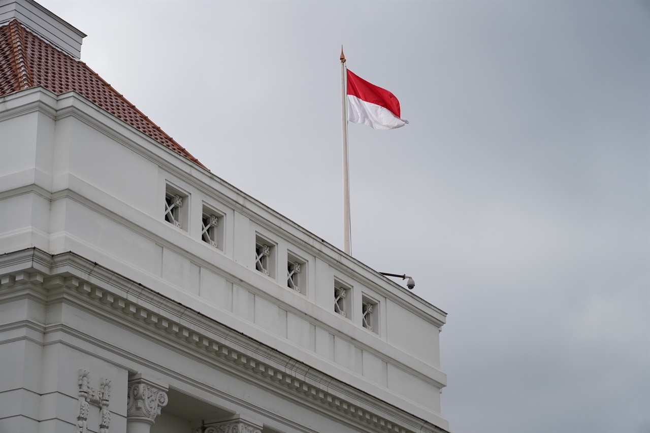 네덜란드령 동인도의 옛 중앙은행 건물에 걸린 인도네시아 국기