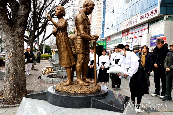  1일 오후 창원 일제강제징용노동자상 앞에서 열린 "104주년 3.1민족자주 경남대회".