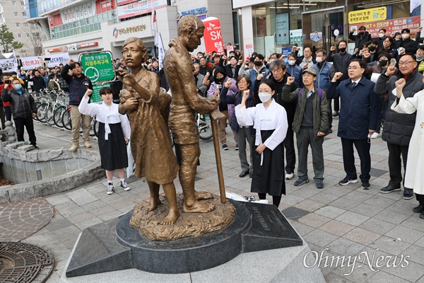  1일 오후 창원 일제강제징용노동자상 앞에서 열린 "104주년 3.1민족자주 경남대회".