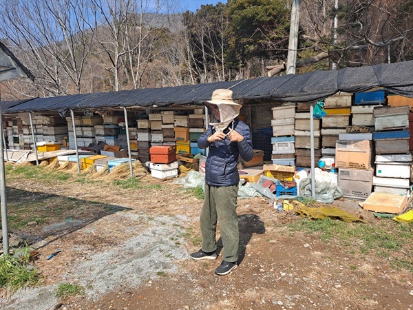 꿀벌이 실종된 이후 비워진 수많은 벌통이 차곡차곡 쌓인 농원에는 쓸쓸한 기운이 감돈다.  