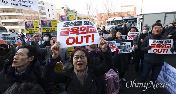  ‘104주년 3.1절 - 윤석열 굴욕외교 한일합의 중단! 일본 식민지배 사죄배상 촉구! 범국민대회’가 1일 오후 서울광장에서 6.15공동선언실천 남측위, 한일역사정의평화행동, 일본의 강제동원 사죄와 전범기업 직접배상을 촉구하는 의원모임 공동주최로 열렸다. 집회 참가자들이 일본대사관까지 행진을 한 뒤 항의 함성을 외치고 있다.