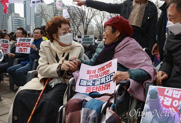 104주년 3.1절인 지난 1일 오후 서울광장에서 강제동원 피해자인 양금덕 할머니와 일본군 '위안부' 피해자 이용수 할머니가 반갑게 인사를 나누고 있다.