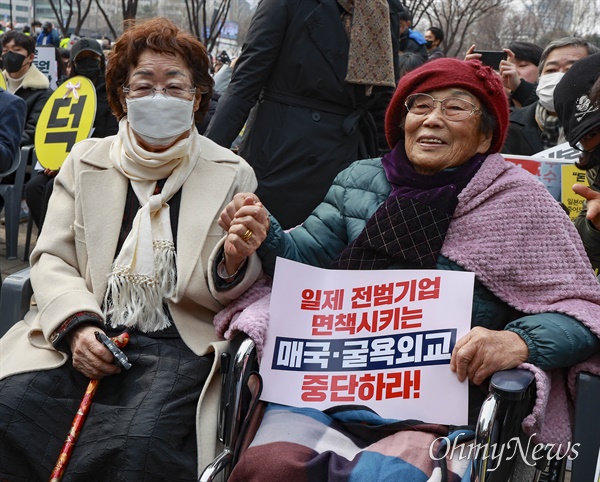 104주년 3.1절인 1일 오후 서울광장에서 강제동원 피해자인 양금덕 할머니와 일본군 '위안부' 피해자 이용수 할머니가 반갑게 인사를 나누고 있다.