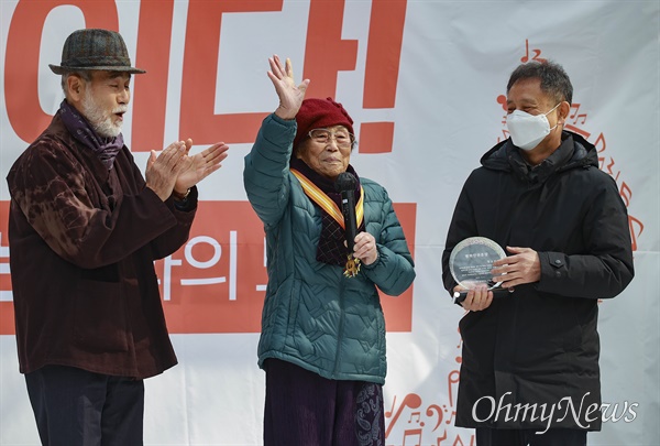  104주년 3.1절인 1일 오후 서울광장에서 강제동원 피해자인 양금덕 할머니에게 서울시민들이 ‘평화인권훈장’을 수여하는 행사가 열렸다. 지난해 11월 국가인권위는 근로정신대 문제를 알린 공로를 인정해 양금덕 할머니에게 대한민국 인권상과 국민훈장 서훈후보로 최종 추천했으나, 한일관계 복원을 더두르는 윤석열 정부의 방해로 무산됐다.