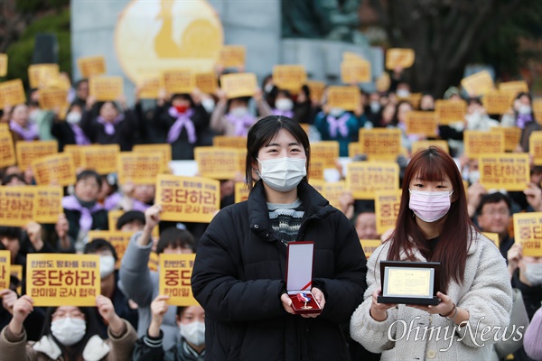  104주년 삼일절인 3월 1일 부산시 동구 항일거리에서 강제징용피해자 양금덕 할머니 부산시민 평화훈장 수여식 행사가 열리고 있다. 부산 159개 단체와 시민 1만여 명은 2022 대한민국 인권상(국민훈장 모란장) 수여를 뭉갠 정부를 대신해 할머니에게 상을 전한다고 밝혔다.