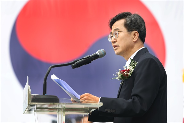 김동연 경기도지사가 1일 오전 수원 도담소에서 열린 3.1절 기념행사에서 기념사를 하고 있다.